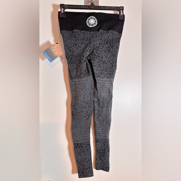 NWT Soulcycle x Nux Black and Gray Leopard Light Compression Crop Leggings Small - Picture 2 of 7